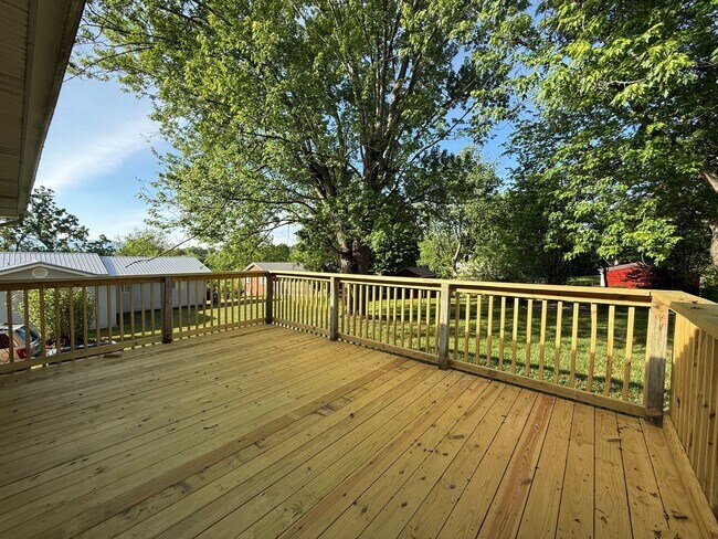 Building Photo - 3 Bedroom 1.5 Bathroom Home Located in Greeneville, TN