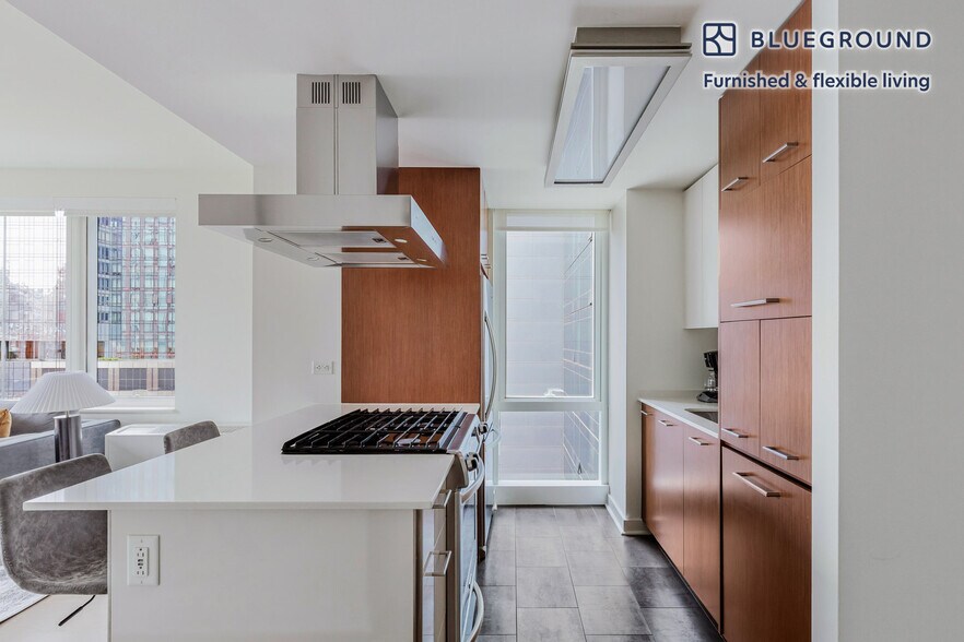 Building Photo - 450 W 42nd St