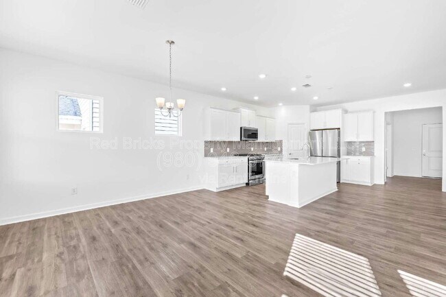 Building Photo - 2133 Riverbend Ave