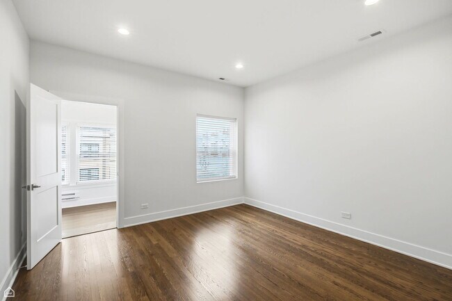 Building Photo - 6914 N Sheridan Rd