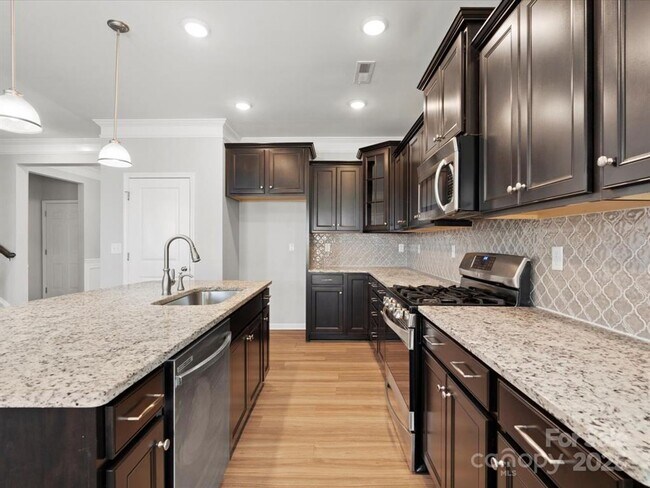 Building Photo - Beautiful 4BR/3.5 BA Home in Mooresville