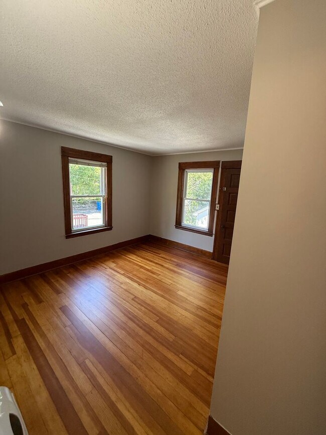 Building Photo - 48-50 Putnam St