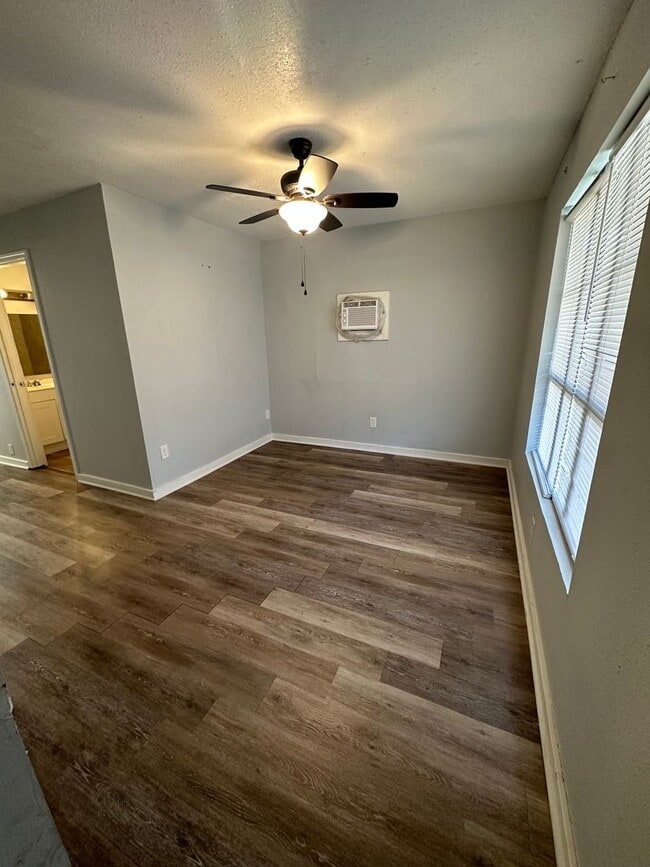 Building Photo - Beautiful 2 Bedroom Apartment