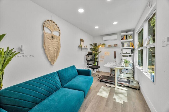 Building Photo - 5023 SW 59th Ave