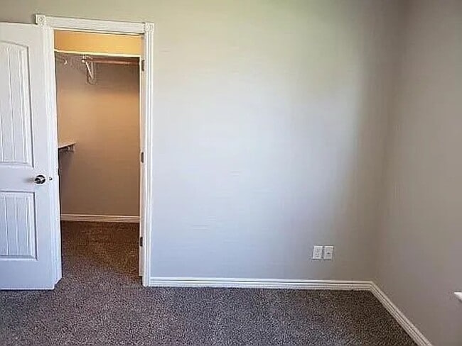 Building Photo - 3-bed, 2-bath, 2-car garage, Vinyl Fenced Back Yard, 1514 Sq Ft.