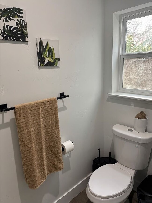 Building Photo - Charming Backyard Studio – All Utilities Included - Even WiFI