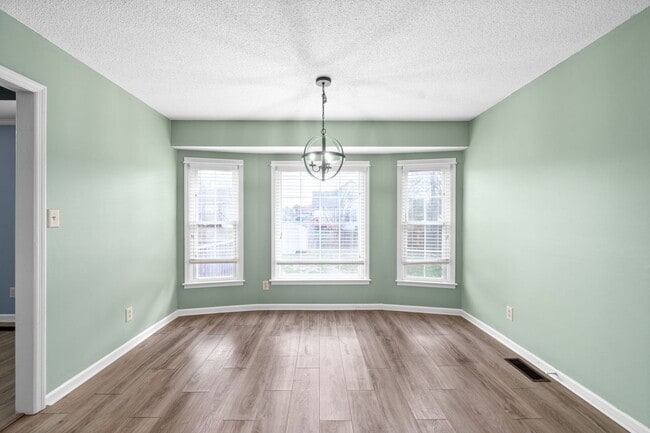 Building Photo - Pet Friendly Three Bedroom!