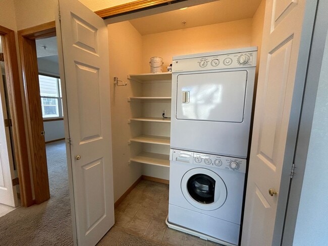 Building Photo - Vaulted Ceilings, Natural Light, and Comfort in Fort Collins Condo