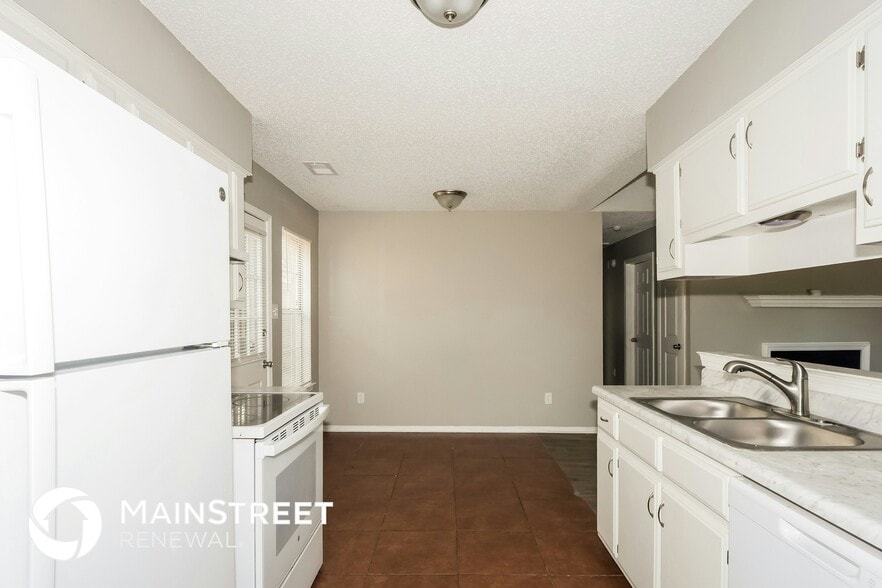 Building Photo - 4568 Summer Creek N