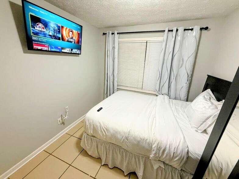 Building Photo - 5405 Glen Haven Dr