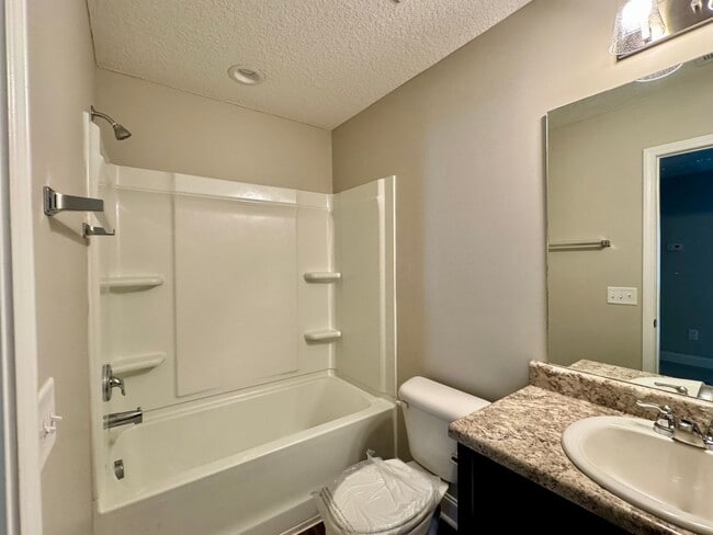 Building Photo - BEAUTIFUL 3 BED/2 BATH HOME IN GRIFFIN PARK!