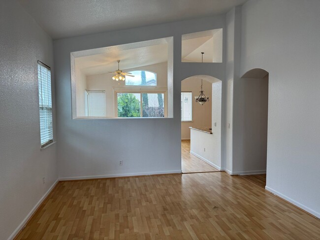 Building Photo - Great 3 Bedroom, 2 Bathroom, 1615 sqft. Ra...