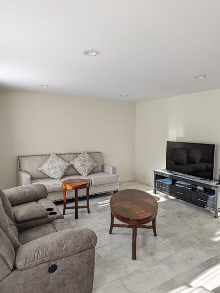 Primary Photo - 3322 W Catalpa Ave