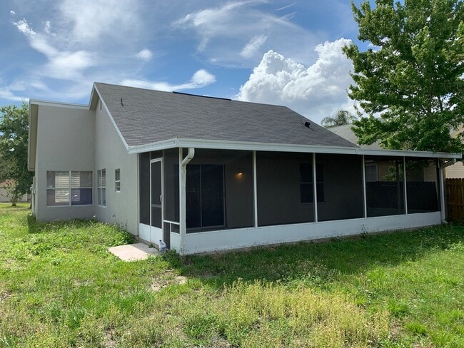 Building Photo - 3 Bedroom Remodeled Home in Surrey Ridge