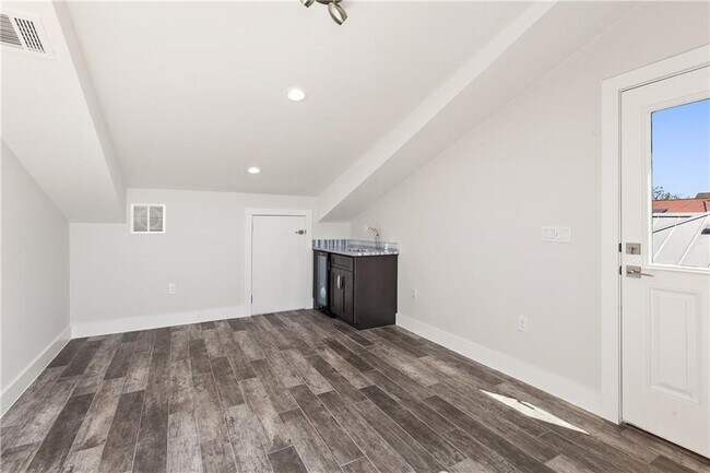 Building Photo - 2702 Crest Ave