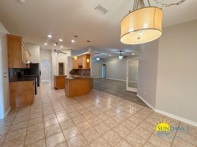 Building Photo - Stunning 4-Bedroom Home in Desirable Holle...