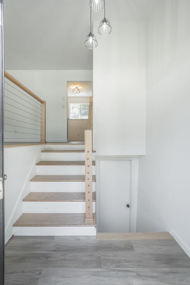 Building Photo - Spacious House in Hixson