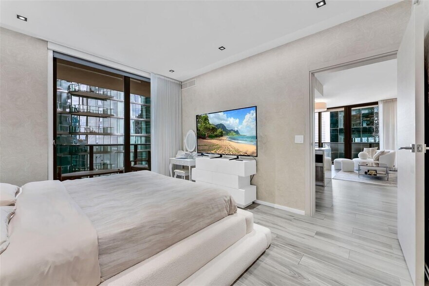 Building Photo - 801 S Miami Ave