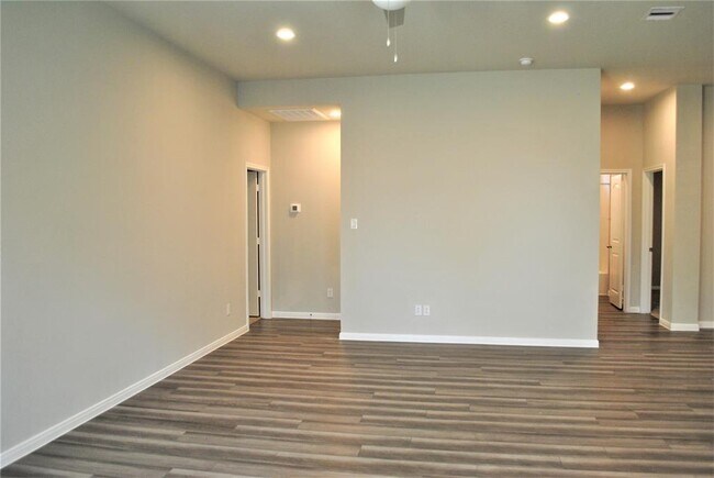 Building Photo - 14131 Lake Lodge Dr