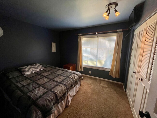 Building Photo - 3622 Lakeshore Dr