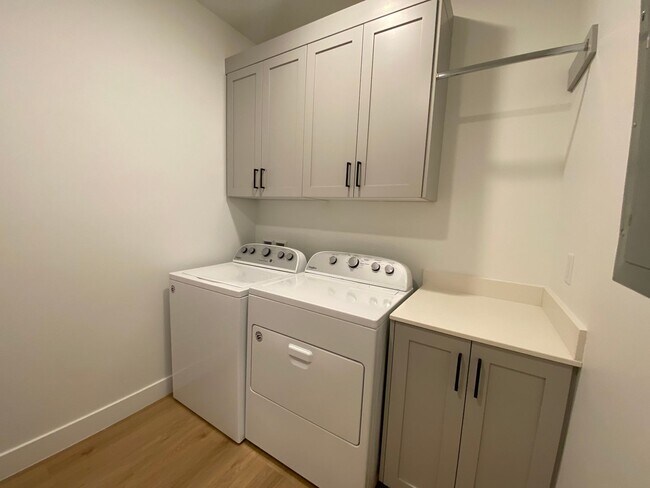 Building Photo - SPACIOUS TOWNHOME AVAILABLE FOR RENT