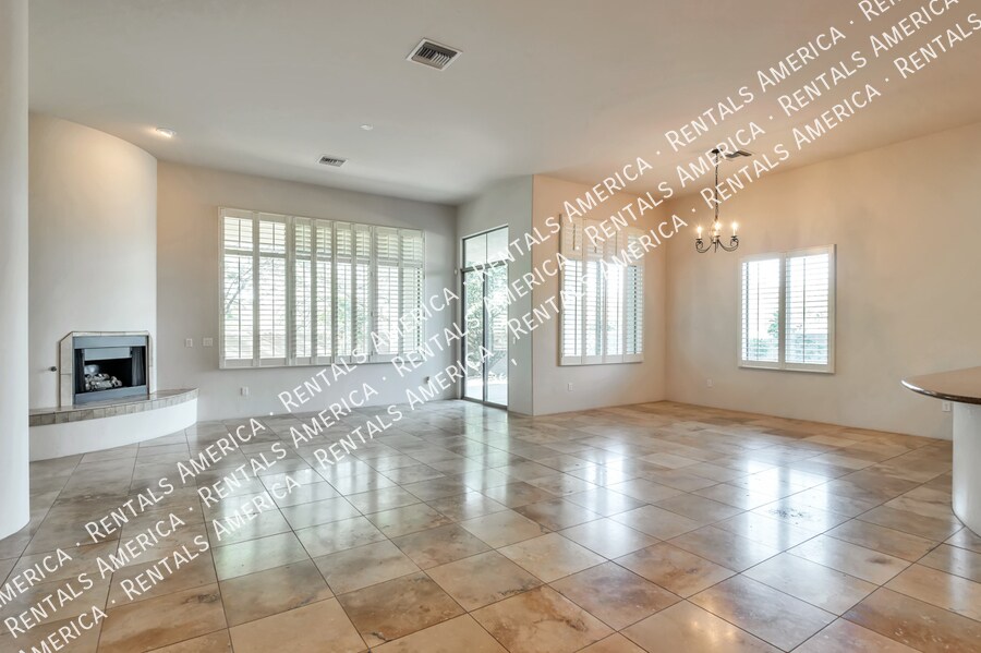 Building Photo - 1033 W Par 4 Dr