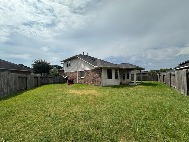 Building Photo - 15610 Whisper Woods Dr