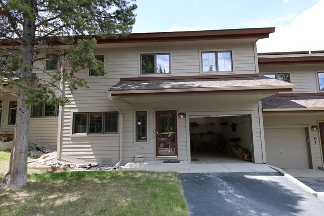 Building Photo - Large Condo with Garage