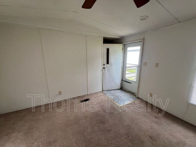 Building Photo - 176 Matts Ln