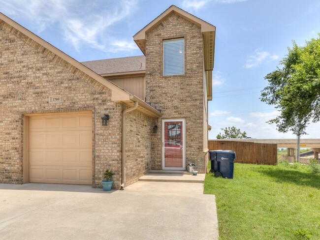 Primary Photo - Charming 2-Bedroom Townhouse: Comfort and ...