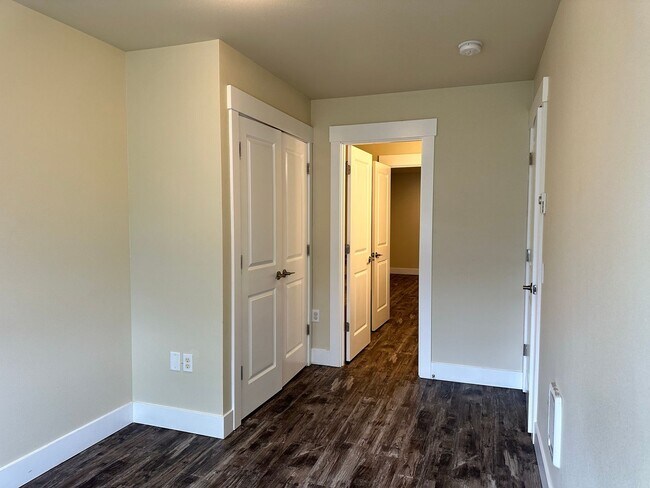 Building Photo - 207/209 Morton St