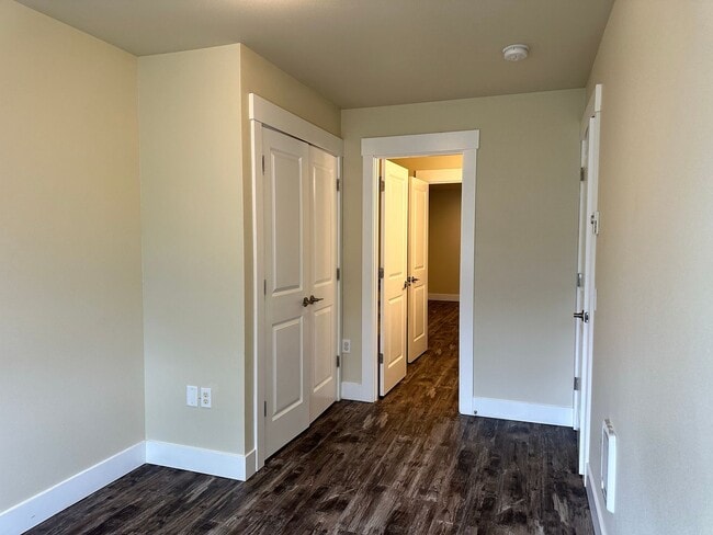 Building Photo - 215/217 Morton St