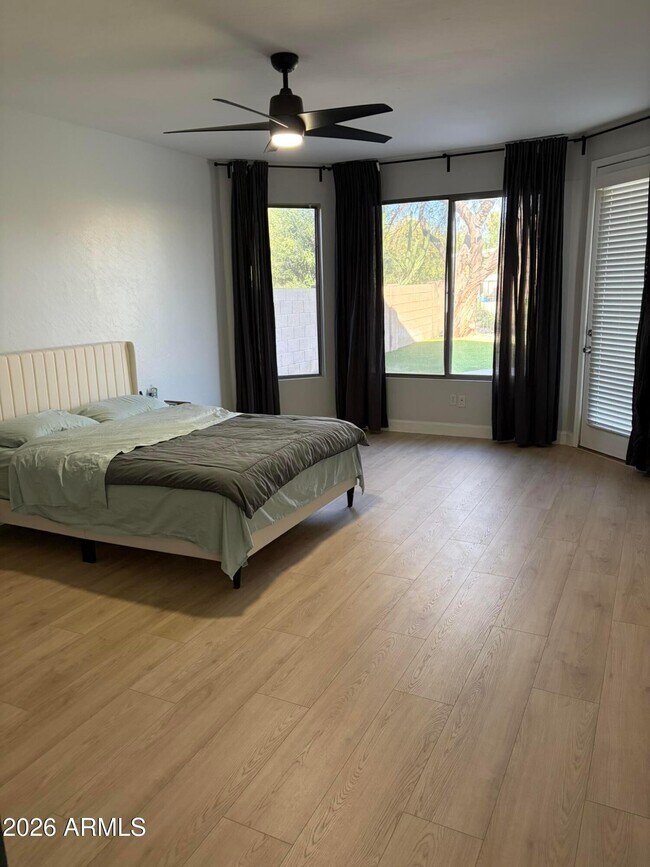 Building Photo - 768 E Irma Ln