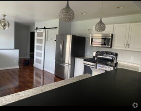 Building Photo - Newly renovated 5 Bedroom!