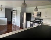 Building Photo - Newly renovated 5 Bedroom!