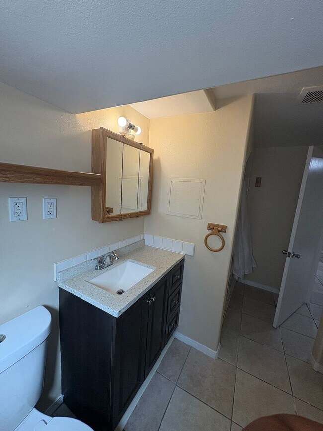 Building Photo - 377 Douglas St