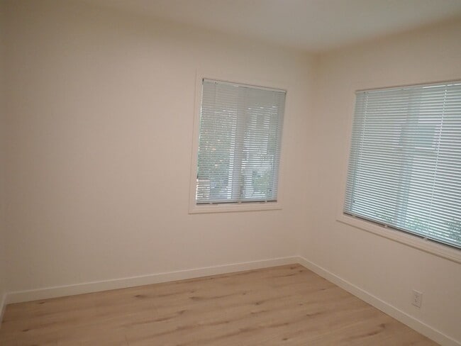 Building Photo - Single Family House in Desirable Neighborhood