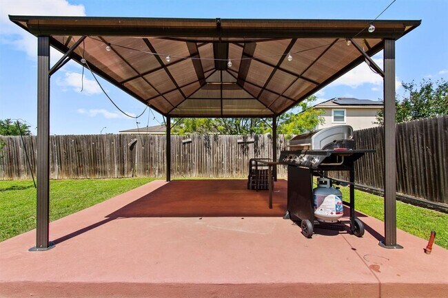 Building Photo - 303 Quail Hollow Dr