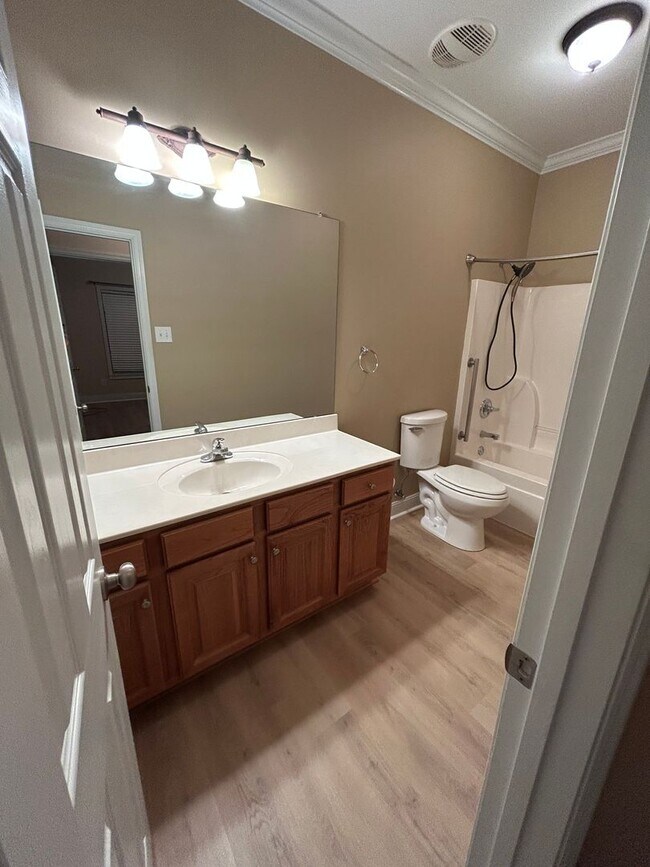 Building Photo - Freshly Renovated 2-Bed, 2-Bath Home