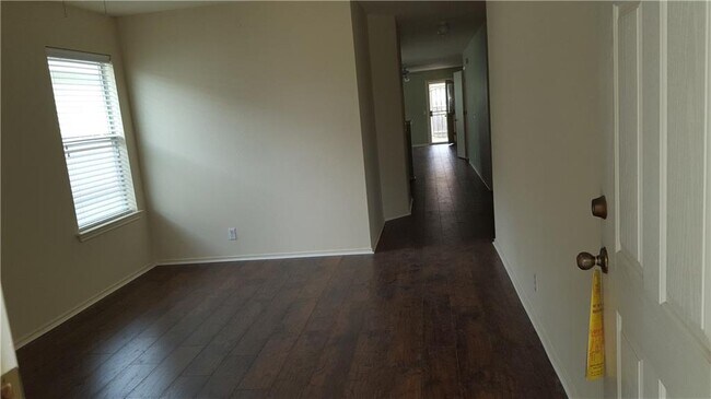 Building Photo - 525 Celery Loop