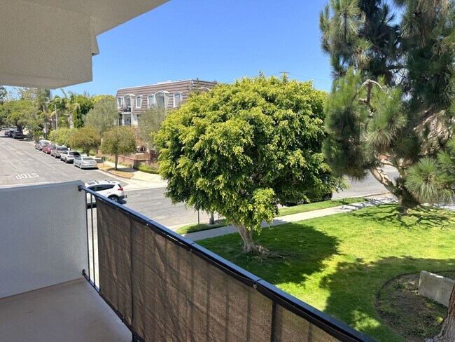 Building Photo - Bright and breezy, updated 2+2 condo in Playa Del Rey, fireplace, pool