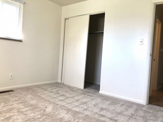Building Photo - 1 bed w/ full basement on Indy West side