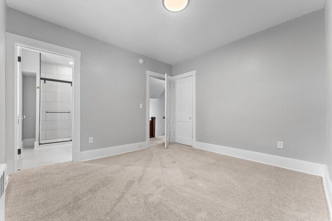 Building Photo - Beautiful 5 Bedroom, 2 Bathroom in Mt.Lebanon- Original Hardwood Floors and Garage