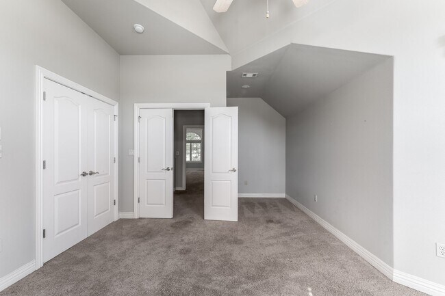 Building Photo - Stunning Townhome