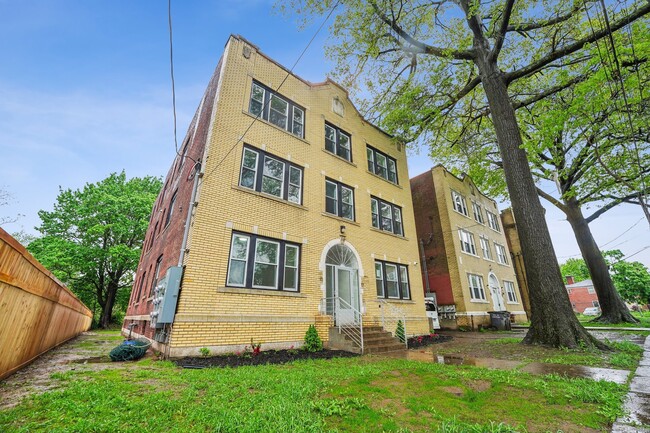 Building Photo - 208 Magnolia St