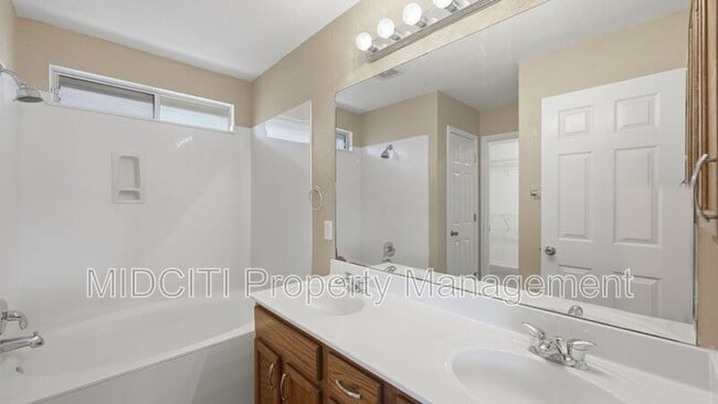 Building Photo - 2432 Medina Dr