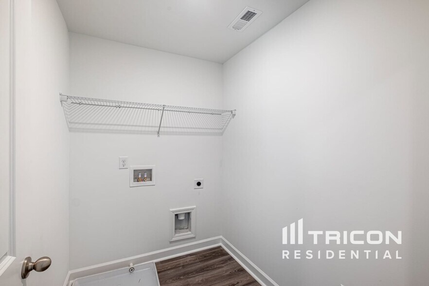 Building Photo - 174 E Rdg Wy