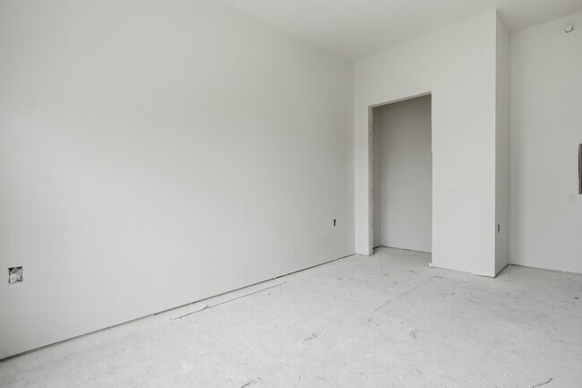 Building Photo - 119 Kettle Moraine Dr S