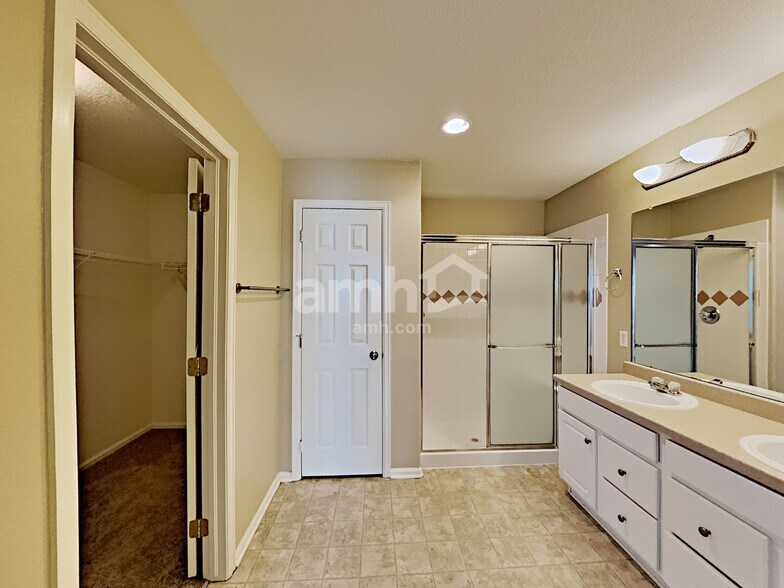 Building Photo - 13954 Ivy St