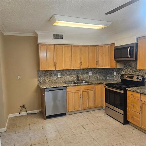 Building Photo - 2221 Ridgedale Dr